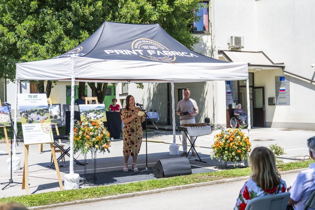 Direktorica Eva Lenko je v svojem govoru izpostavila, da so visoke obletnice priložnost za spomin na preteklost in navdih za prihodnost ter izrekla posebno zahvalo vsem zaposlenim.