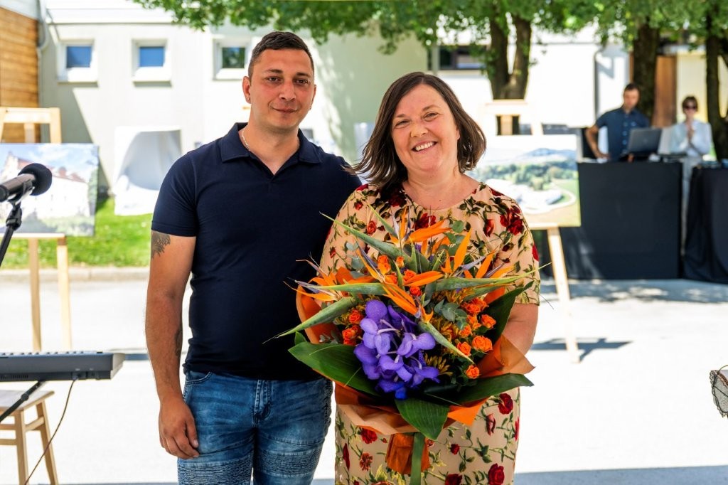 Ganjeni ob praznovanju: Janez Slemenšek je z izbranimi besedami in prelepim šopkom v imenu vseh zaposlenih izrazil hvaležnost direktorici Evi Lenko.