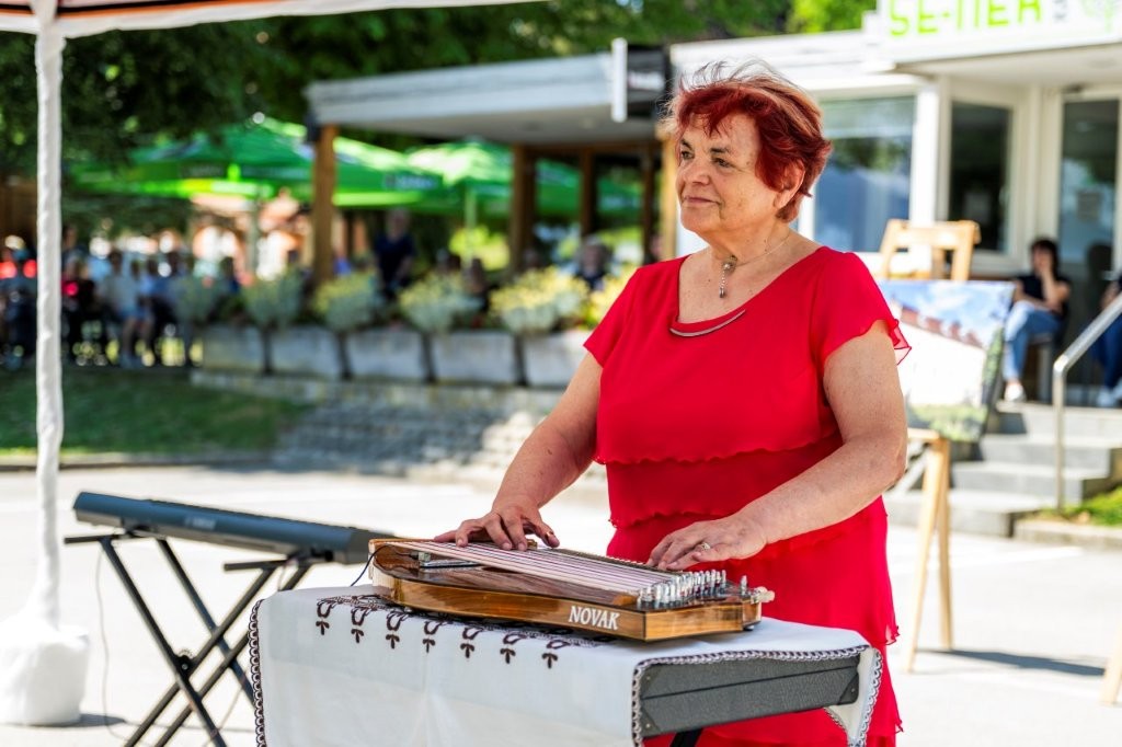 Priznana citrarka Cita Galič je s preigravanjem večno zelenih domačih melodij pričarala izjemno čustveno vzdušje ob našem jubileju.