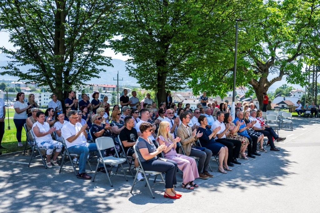 Najlepša dvorana je tista pod milim nebom! Naši gostje so v prijetnem hladu drevesnih krošenj uživali v vsakem trenutku prireditve.