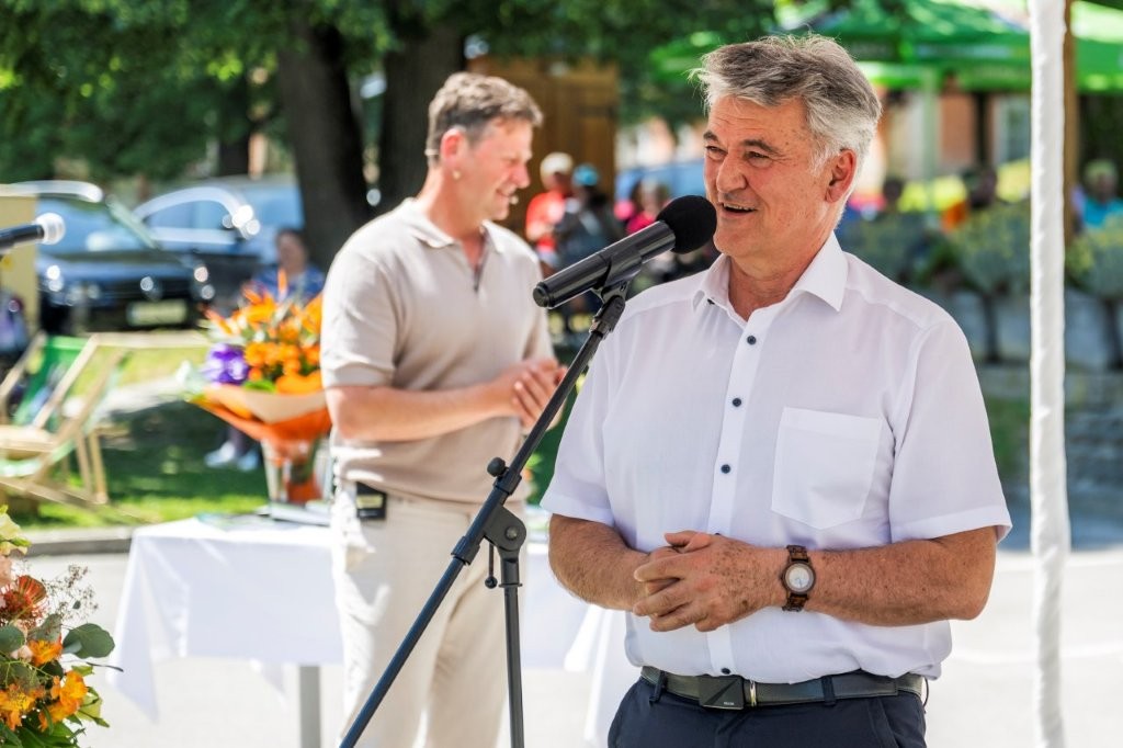 Župan Občine Žalec Janko Kos je domu ob visokem jubileju izrekel iskrene čestitke, popotnico dobrih želja za prihodnost in podaril umetniško grafiko.