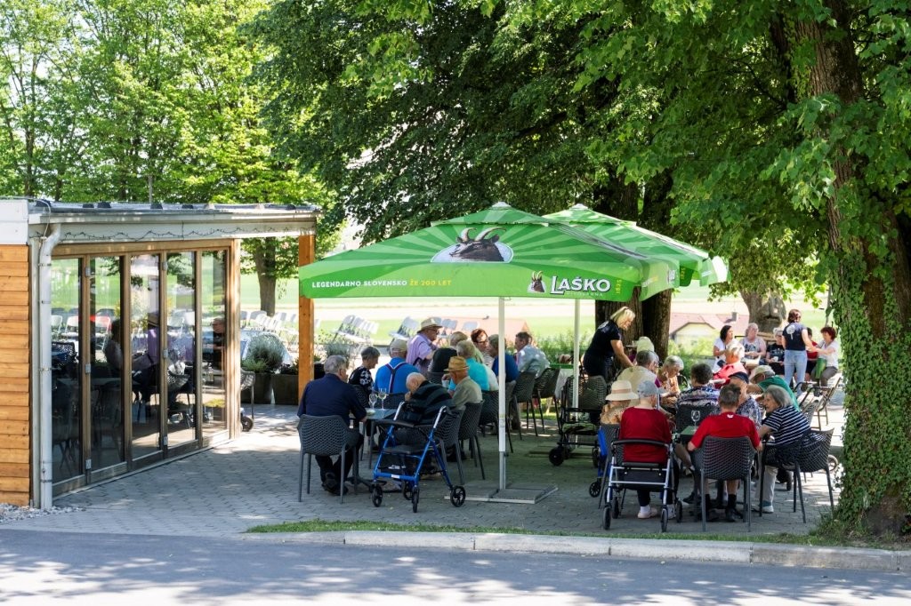 Dan, poln drobnih radosti – stanovalci so se prepustili prijetnemu druženju ob dobri postrežbi.